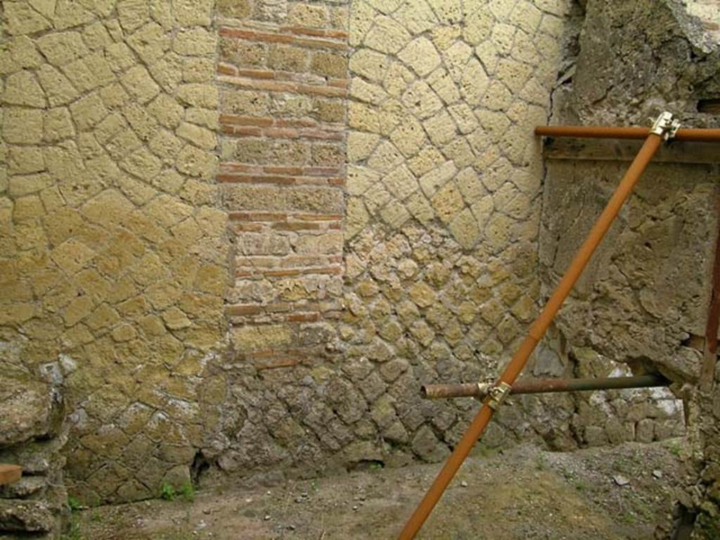 V.15, Herculaneum, May 2005. West wall at south end, part of the storeroom/cella penaria.
(photo described by Monteix as “peristyle baie 4” - Peristyle, “blocked/filled” opening 4).
Photo courtesy of Nicolas Monteix.
